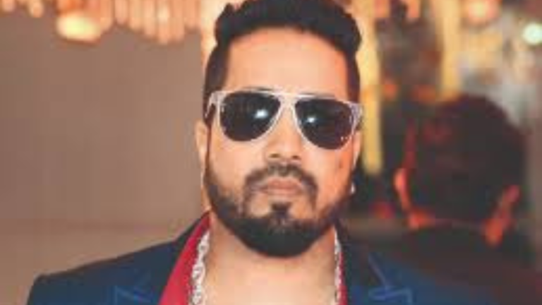 Bollywood singer Mika Singh sings ‘Sawan me lag gayi aag’ to encourage people to vote for AAP